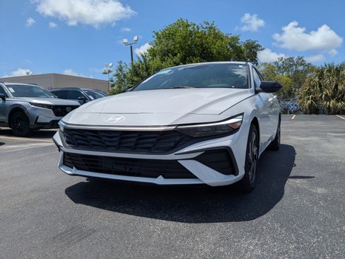 New 2025 Hyundai Elantra SEL image 8