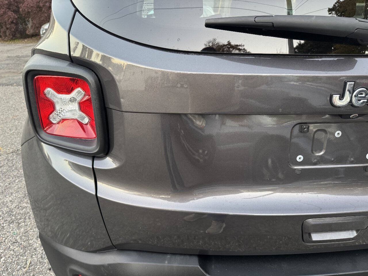 Used 2018 Jeep Renegade Latitude FWD image 8