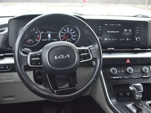 Certified 2024 Kia Carnival LX image 16