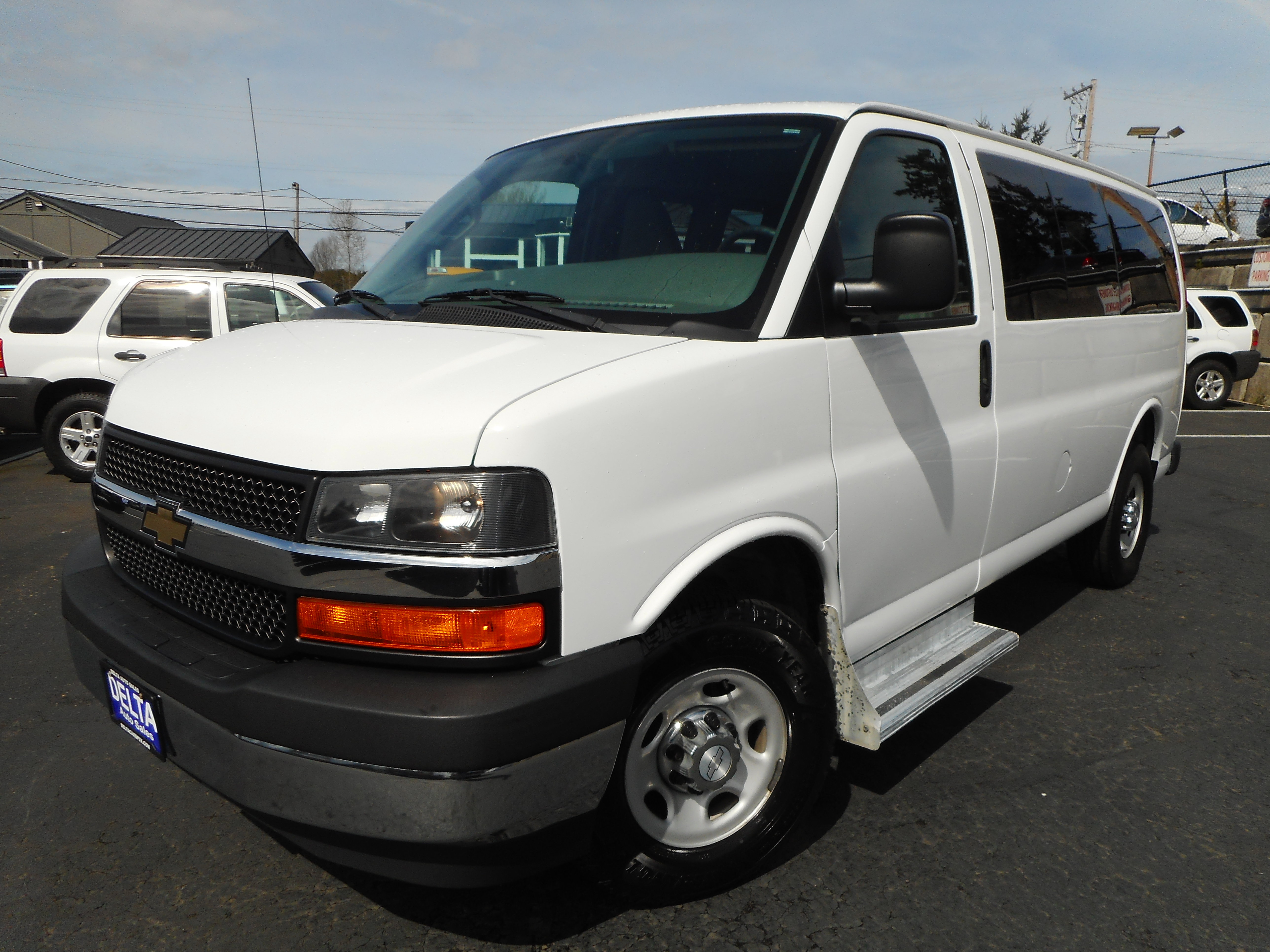 Used 2017 Chevrolet Express 3500 LT w/ LT Preferred Equipment Group RWD image 3