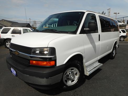 Used 2017 Chevrolet Express 3500 LT w/ LT Preferred Equipment Group image 3