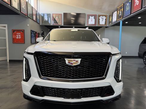Used 2026 Cadillac Escalade ESV V image 2