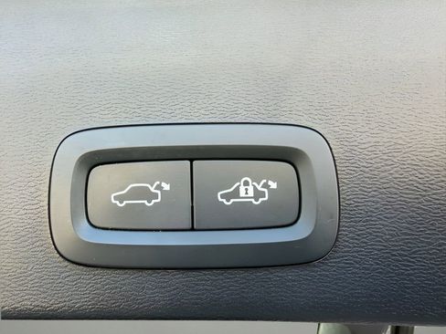 Used 2023 Volvo XC40 B5 Plus image 11