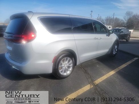 New 2026 Chrysler Pacifica Limited w/ Uconnect Theater Family Group image 5