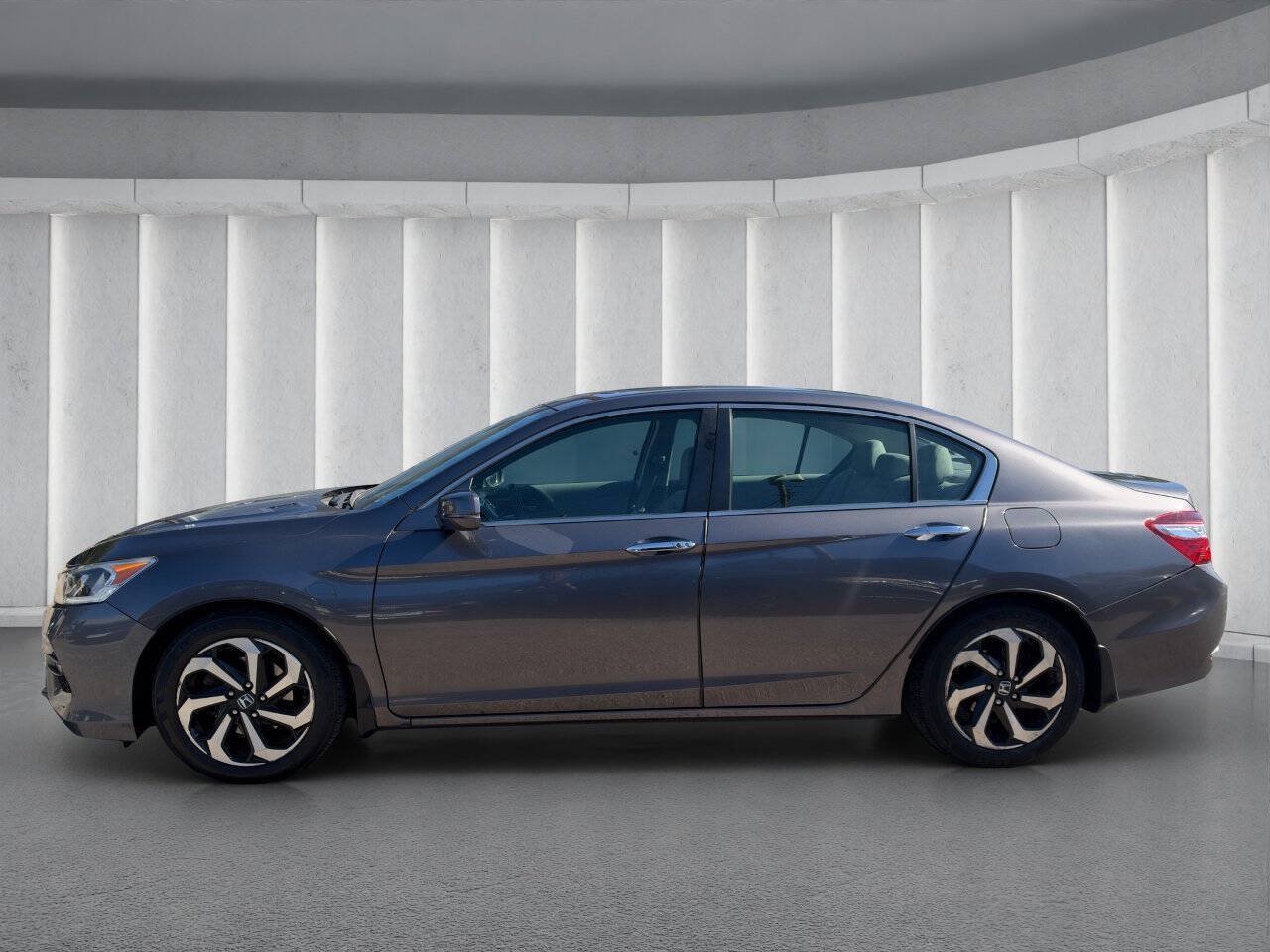 Used 2017 Honda Accord EX-L image 2