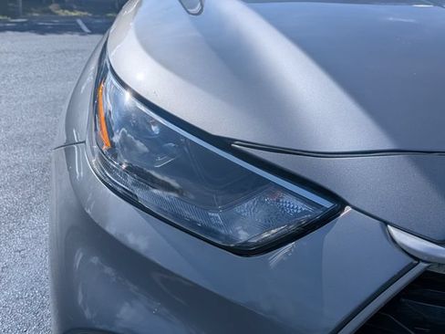 Used 2025 Toyota Highlander XLE FWD image 11