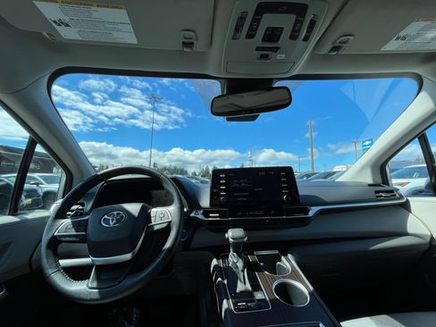 Used 2023 Toyota Sienna XLE FWD image 31