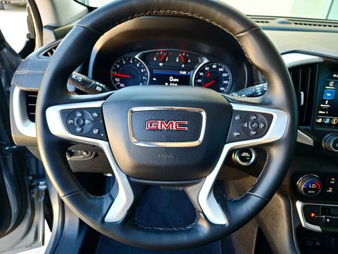 Used 2023 GMC Terrain SLT image 10