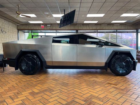 Used 2024 Tesla Cybertruck AWD Crew Cab image 7