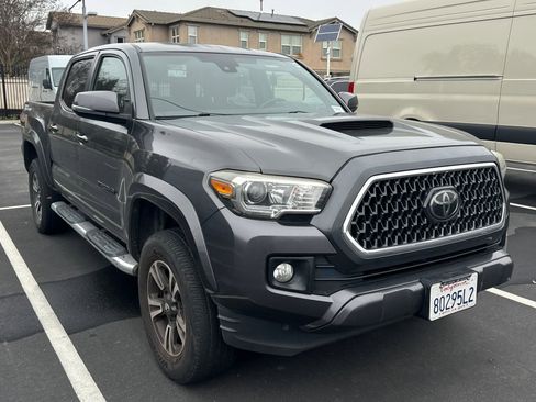 Used 2018 Toyota Tacoma 2WD Double Cab image 2