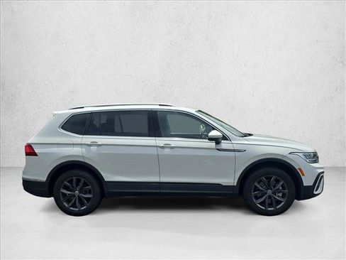 Used 2023 Volkswagen Tiguan SE w/ Panoramic Sunroof Package FWD image 4