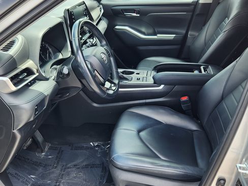 Used 2021 Toyota Highlander XLE AWD/4WD image 11
