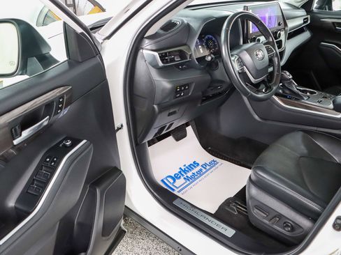 Used 2023 Toyota Highlander Limited image 3