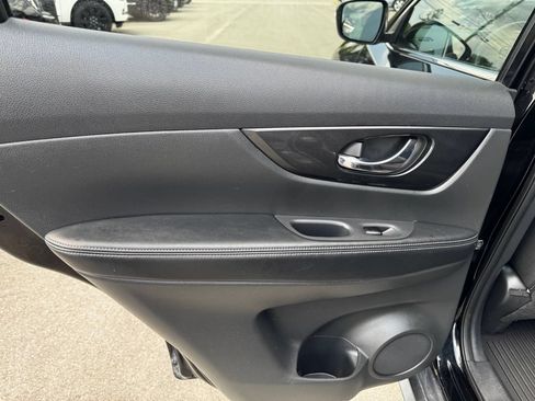 Used 2017 Nissan Rogue AWD image 39