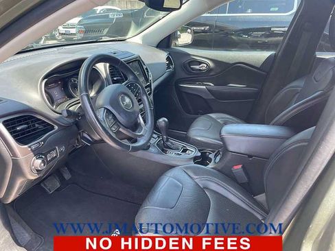 Used 2019 Jeep Cherokee Limited w/ Technology Group AWD/4WD image 2