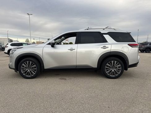 Used 2024 Nissan Pathfinder SL w/ SL Premium Package image 3