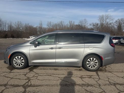 Used 2018 Chrysler Pacifica Touring-L image 2