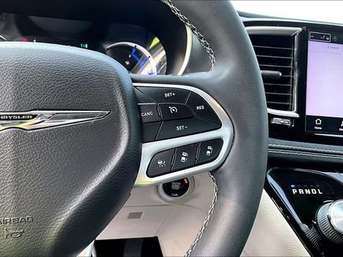 Used 2022 Chrysler Pacifica Touring-L FWD image 19