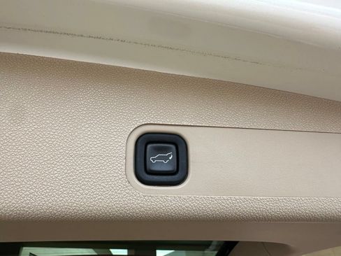 Used 2011 Cadillac Escalade Premium RWD image 28