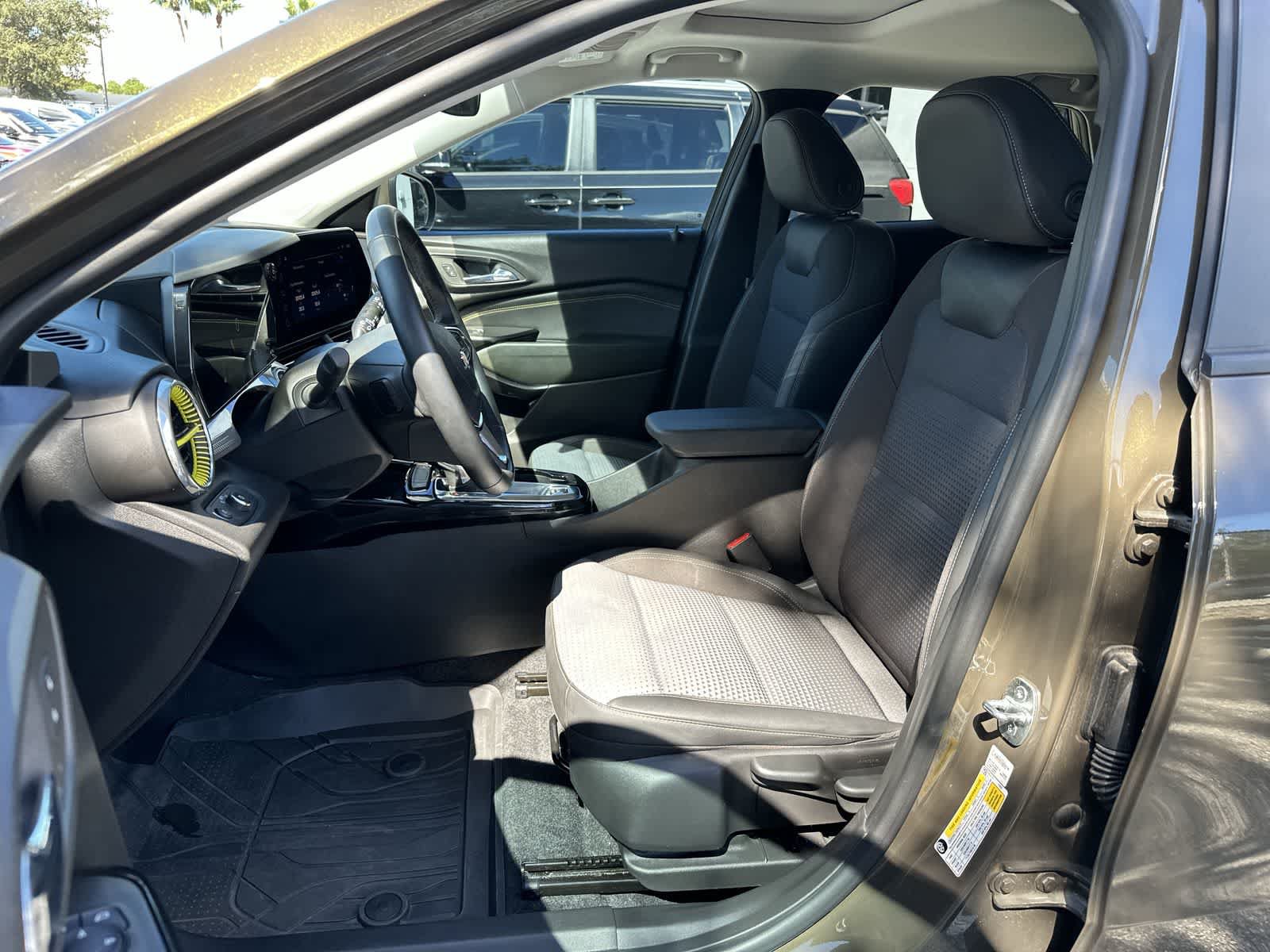 Used 2024 Chevrolet Trax LT w/ Sunroof Package FWD image 3