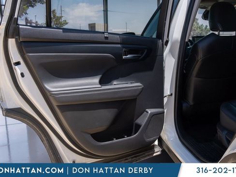 Used 2023 Toyota Highlander XLE FWD image 25