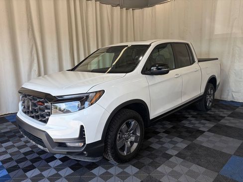 Used 2025 Honda Ridgeline TrailSport image 2