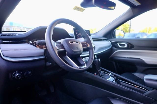 Used 2025 Jeep Compass Limited AWD/4WD image 19
