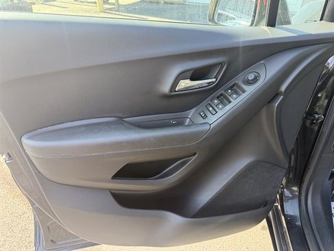 Used 2015 Chevrolet Trax LS w/ LPO, Protection Package FWD image 9