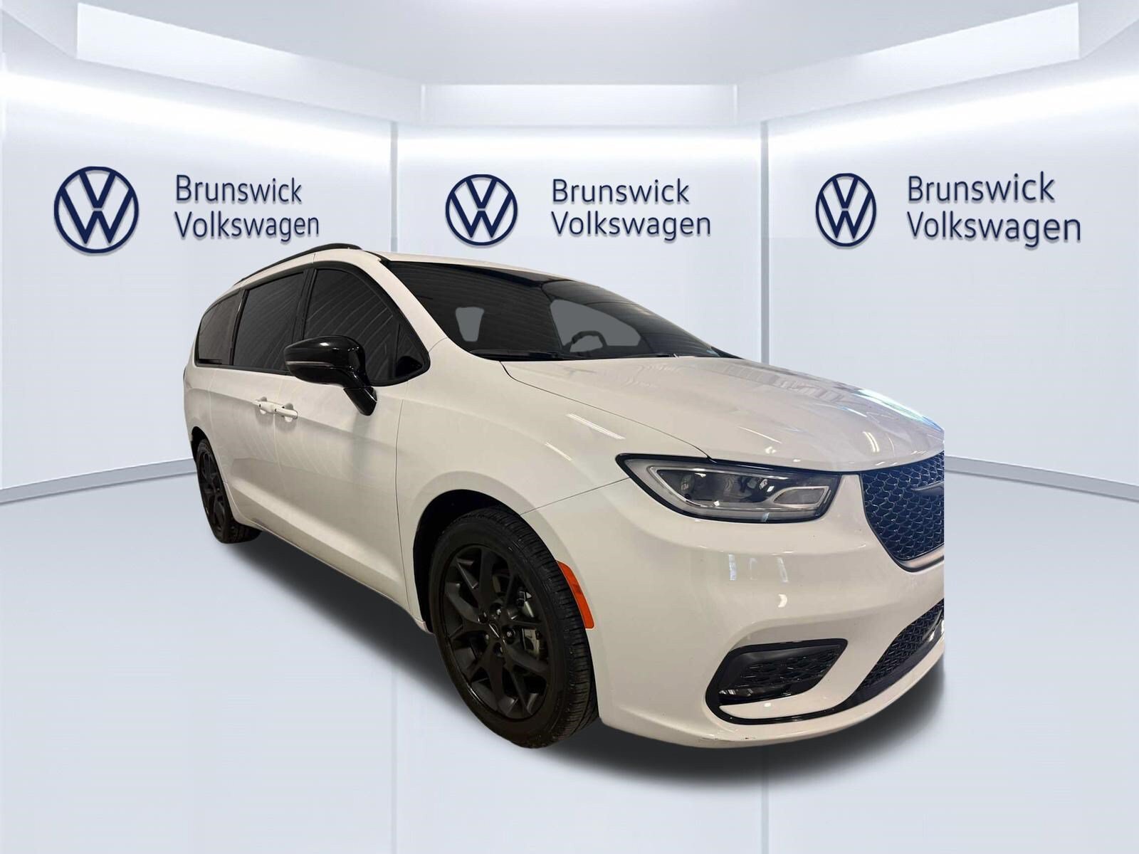 Used 2024 Chrysler Pacifica Limited w/ S Appearance Package FWD image 10