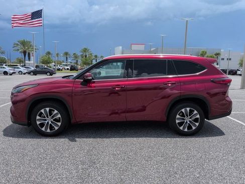 Used 2022 Toyota Highlander XLE FWD image 7