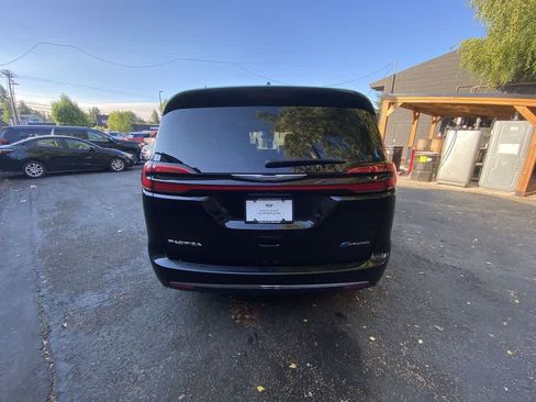 Used 2024 Chrysler Pacifica Limited FWD image 5