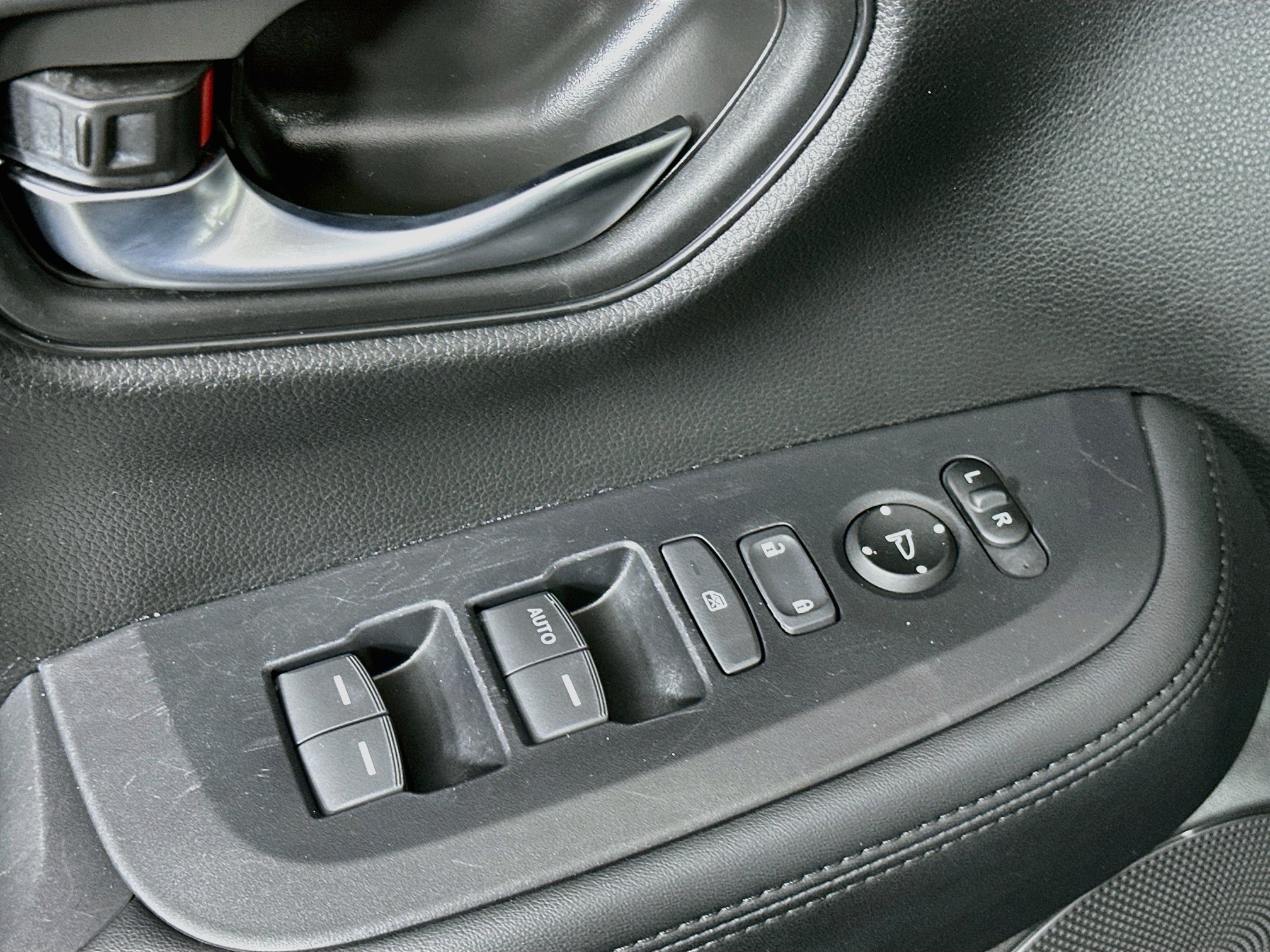 Used 2025 Honda HR-V LX image 15