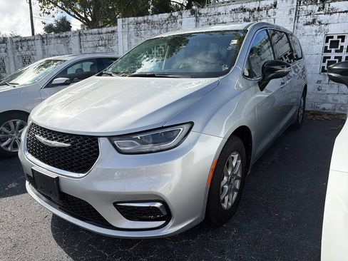Used 2024 Chrysler Pacifica Touring-L FWD image 5