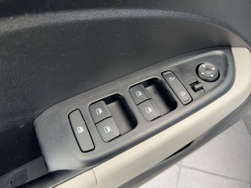 Used 2022 Hyundai Venue SEL image 13