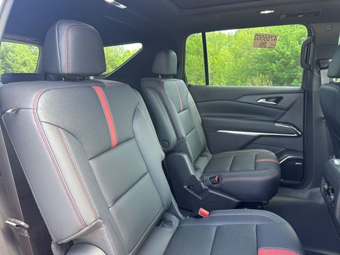 Used 2025 Chevrolet Traverse RS AWD/4WD image 9