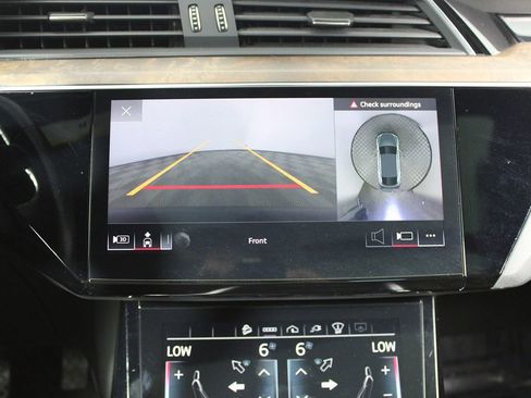Used 2022 Audi e-tron Prestige w/ Prestige Package image 9
