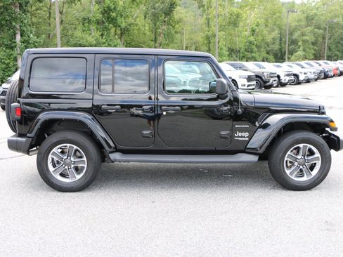Used 2022 Jeep Wrangler Unlimited Sahara AWD/4WD image 8