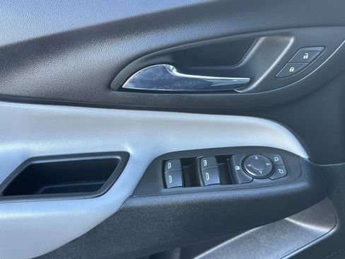 Used 2022 Chevrolet Equinox LS image 12