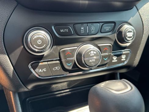Used 2021 Jeep Cherokee Latitude Lux w/ Sun & Sound Group FWD image 19