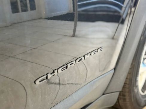 Used 2016 Jeep Cherokee Trailhawk w/ Cold Weather Group image 9