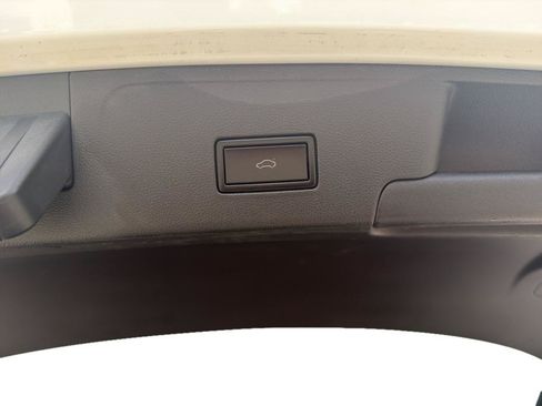 Used 2021 Volkswagen Atlas Cross Sport SE FWD image 8