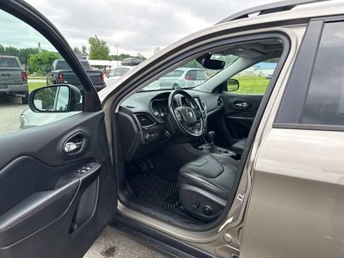 Used 2020 Jeep Cherokee Trailhawk AWD/4WD image 10