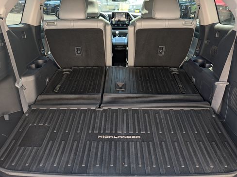 Used 2021 Toyota Highlander XLE AWD/4WD image 18