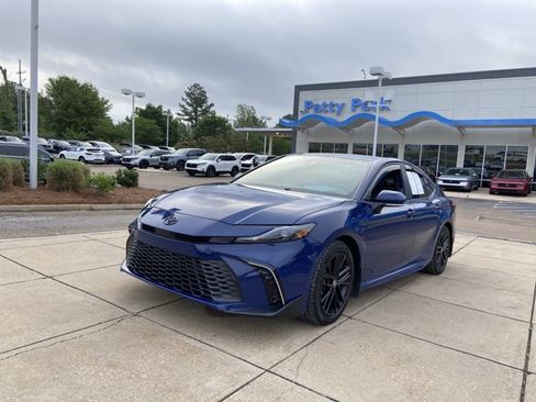 Used 2025 Toyota Camry SE FWD image 4