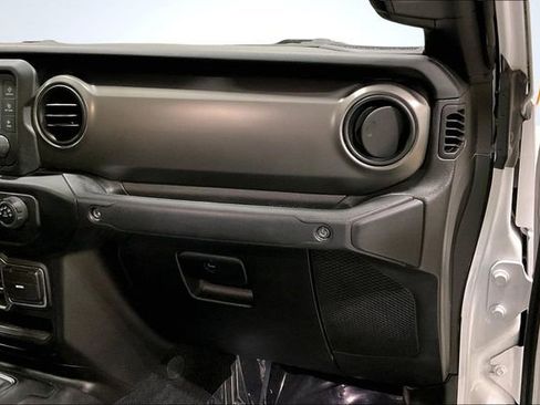 Used 2021 Jeep Gladiator Willys image 17