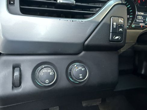 Used 2019 Chevrolet Suburban LT image 23