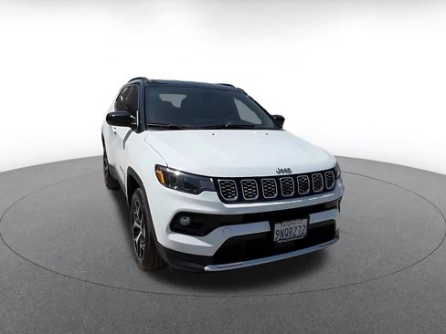 Used 2025 Jeep Compass Limited AWD/4WD image 3