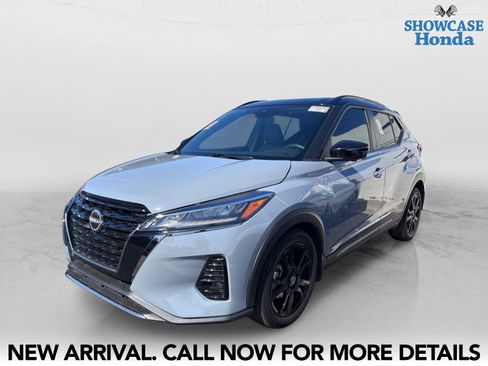 Used 2023 Nissan Kicks SR w/ SR Premium Package FWD image 2