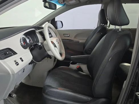Used 2014 Toyota Sienna SE image 9