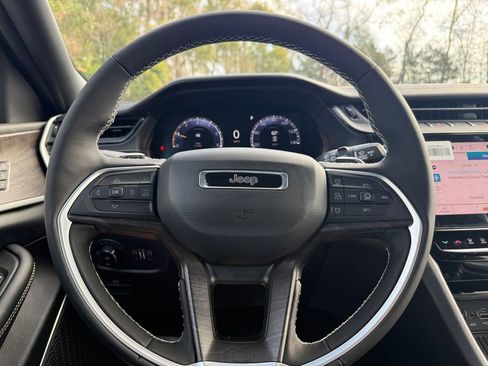 New 2026 Jeep Grand Cherokee L Limited w/ Luxury Tech Group II RWD image 21